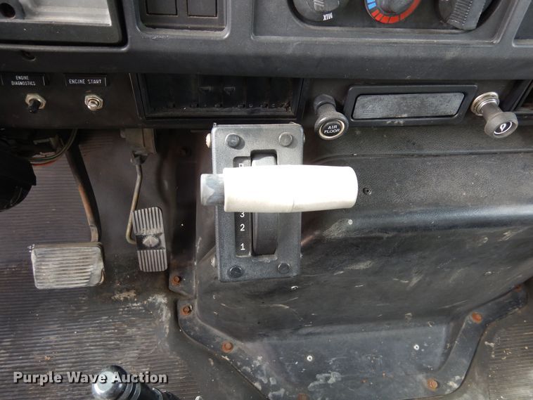 image for item DF8312 2000 International 4700  refrigerated truck