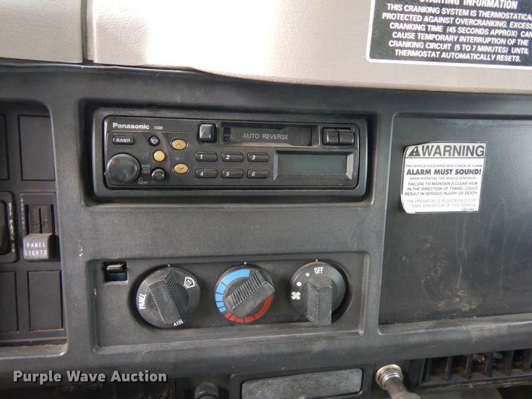 image for item DF8312 2000 International 4700  refrigerated truck