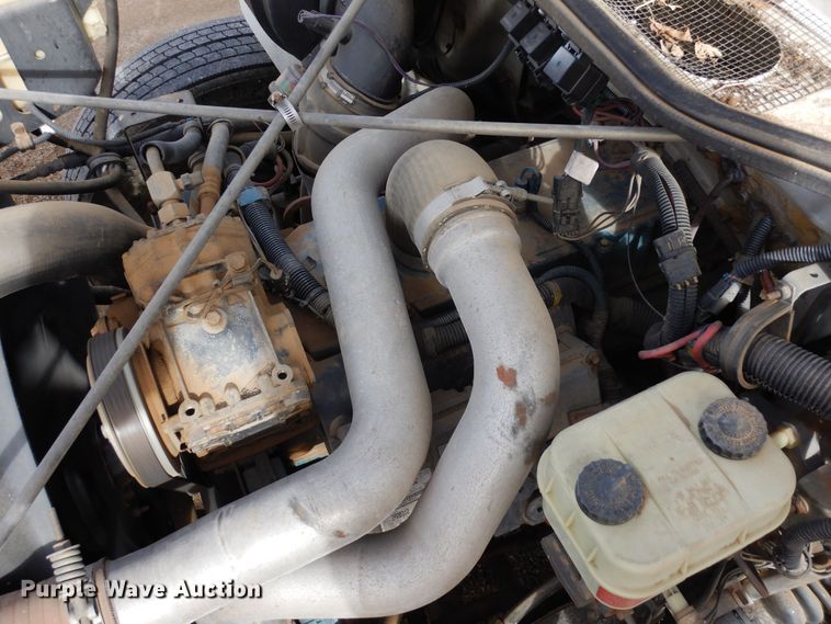 image for item DF8312 2000 International 4700  refrigerated truck