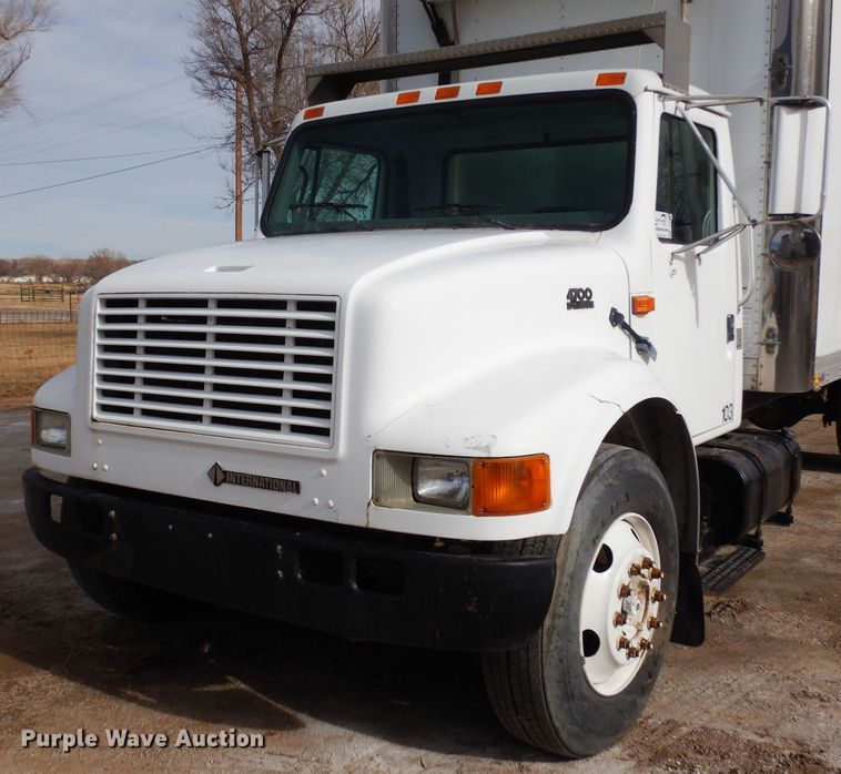 image for item DF8312 2000 International 4700  refrigerated truck