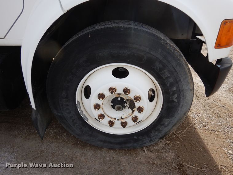 image for item DF8312 2000 International 4700  refrigerated truck