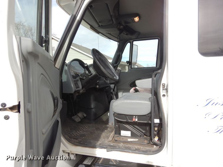 image for item DF8313 2006 International 4300  refrigerated truck