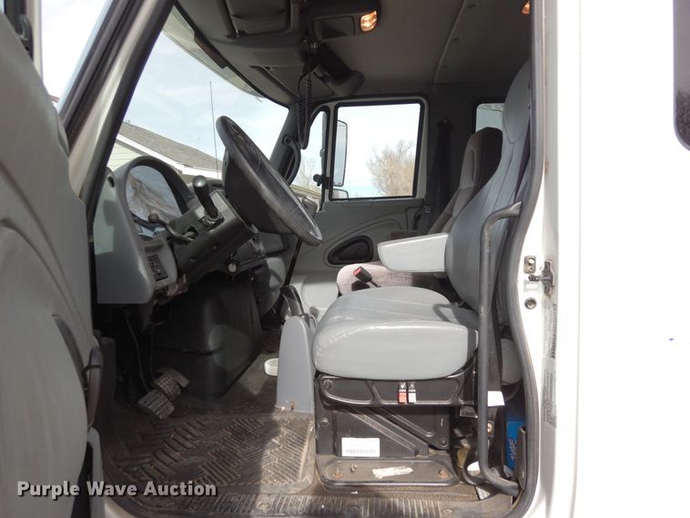 image for item DF8313 2006 International 4300  refrigerated truck