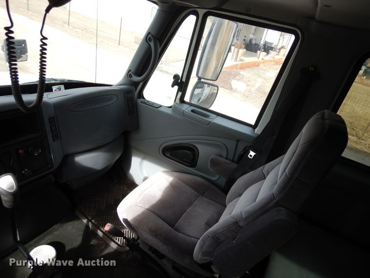 image for item DF8313 2006 International 4300  refrigerated truck