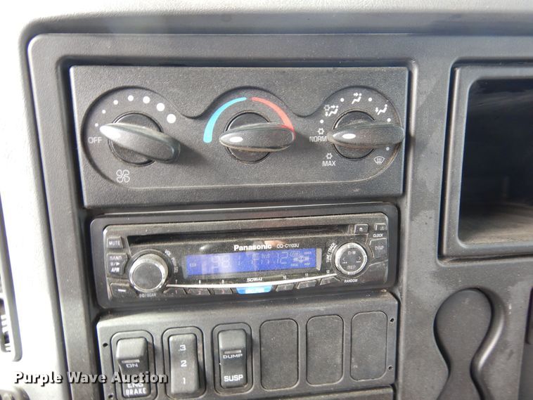 image for item DF8313 2006 International 4300  refrigerated truck