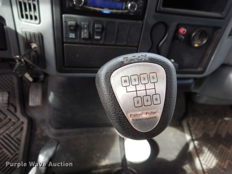 image for item DF8313 2006 International 4300  refrigerated truck