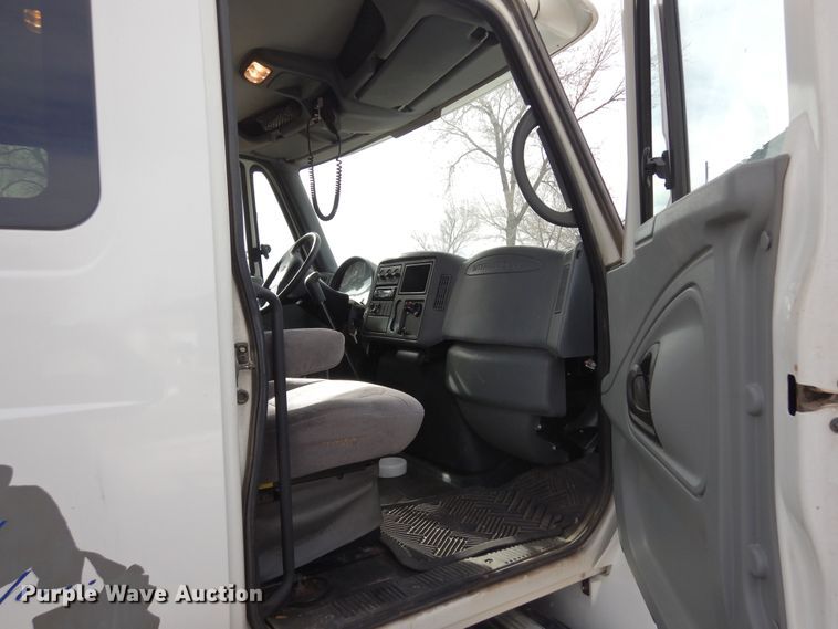 image for item DF8313 2006 International 4300  refrigerated truck