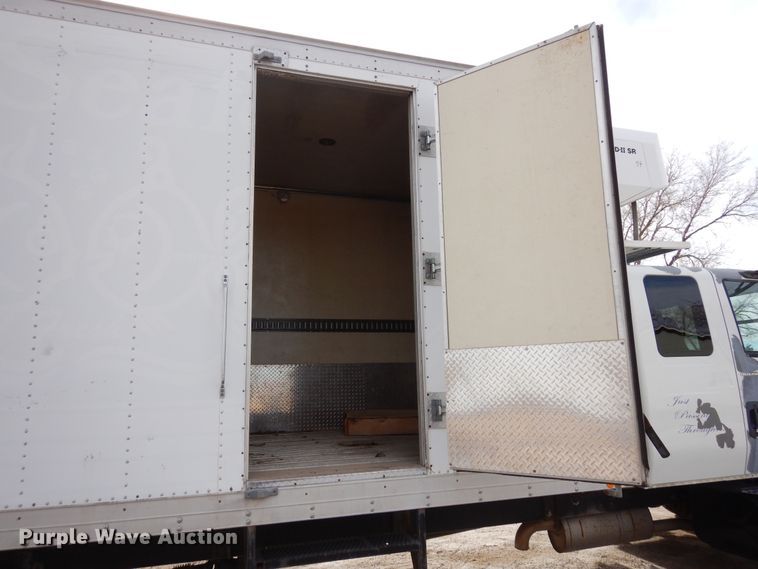 image for item DF8313 2006 International 4300  refrigerated truck