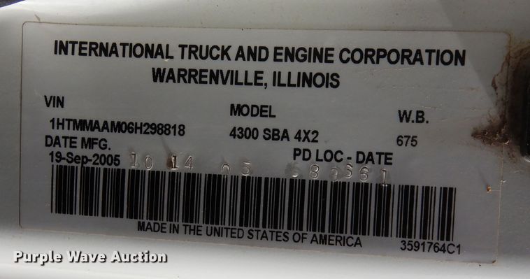 image for item DF8313 2006 International 4300  refrigerated truck