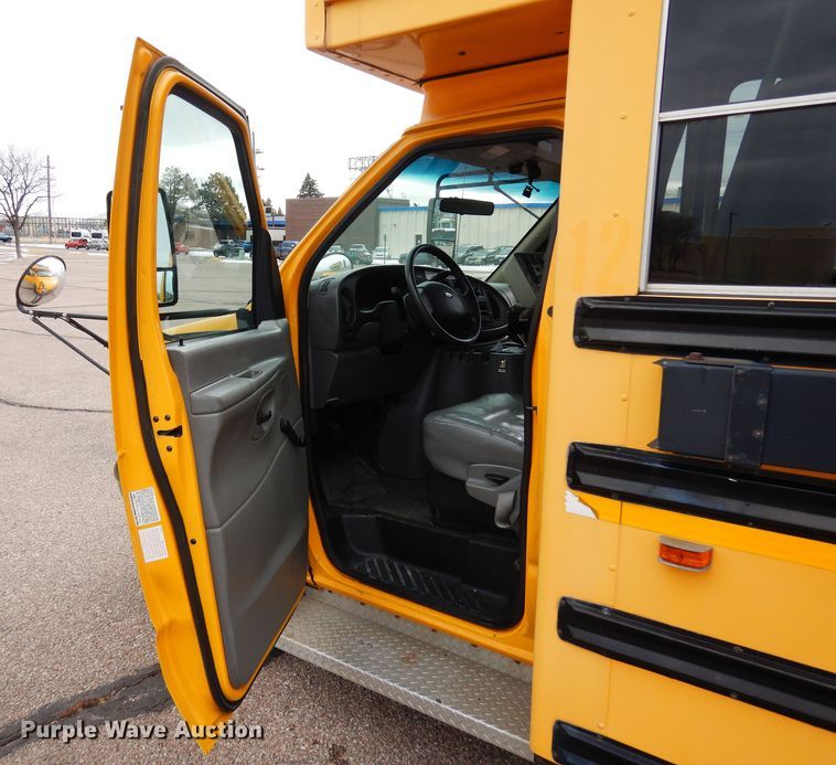 image for item DF8329 2005 Ford E450  school bus