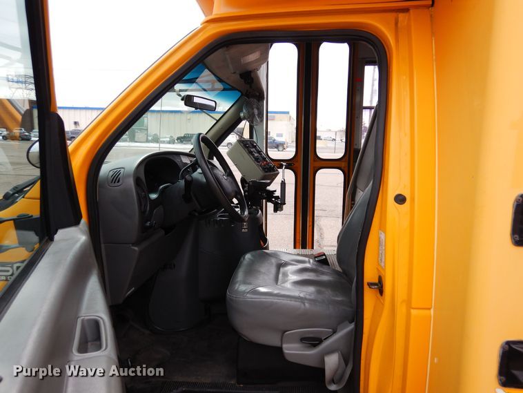image for item DF8329 2005 Ford E450  school bus