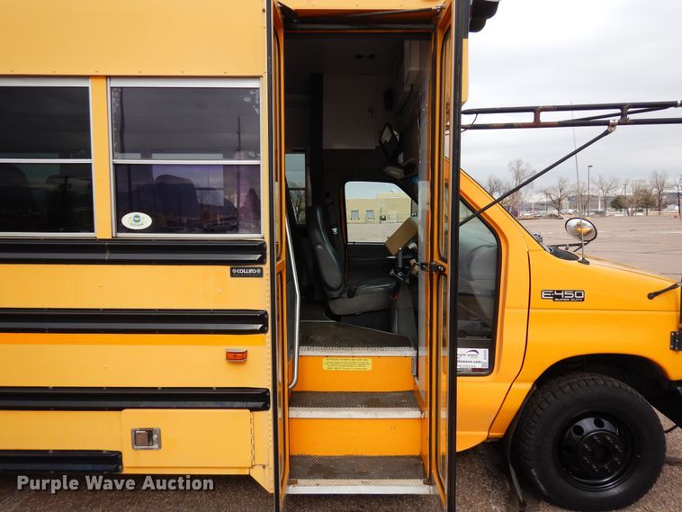 image for item DF8329 2005 Ford E450  school bus