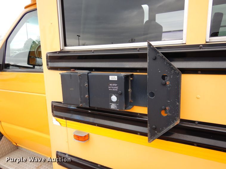 image for item DF8329 2005 Ford E450  school bus
