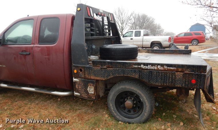 image for item DI6971 2009 GMC Sierra 2500HD  Ext. Cab flatbed pickup truck