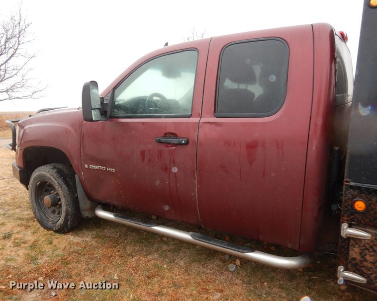 image for item DI6971 2009 GMC Sierra 2500HD  Ext. Cab flatbed pickup truck