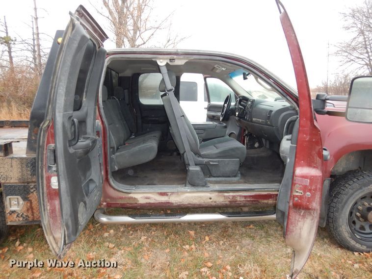 image for item DI6971 2009 GMC Sierra 2500HD  Ext. Cab flatbed pickup truck