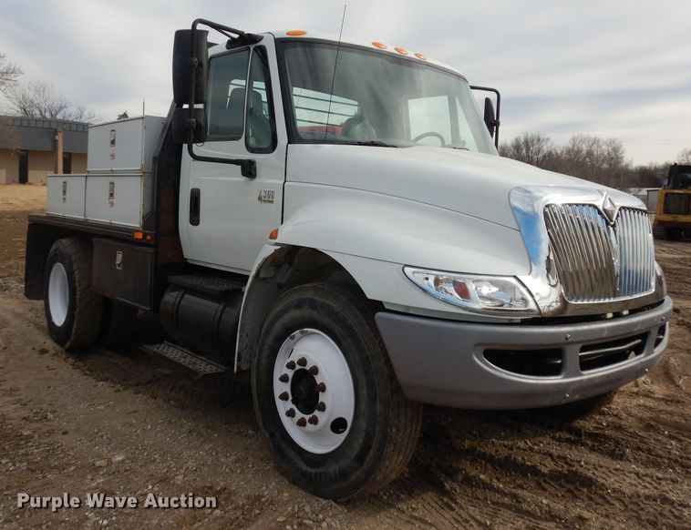 image for item DK7520 2005 International 4300  flatbed truck