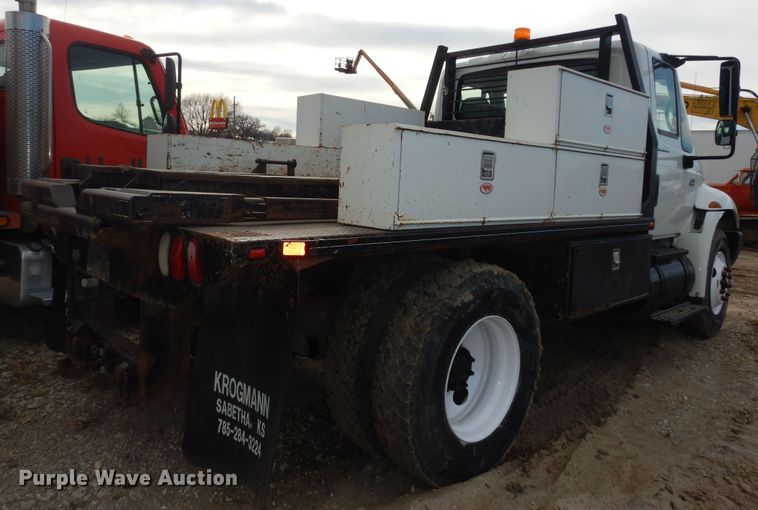 image for item DK7520 2005 International 4300  flatbed truck