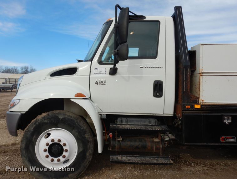 image for item DK7520 2005 International 4300  flatbed truck