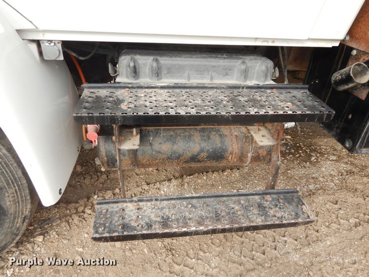 image for item DK7520 2005 International 4300  flatbed truck