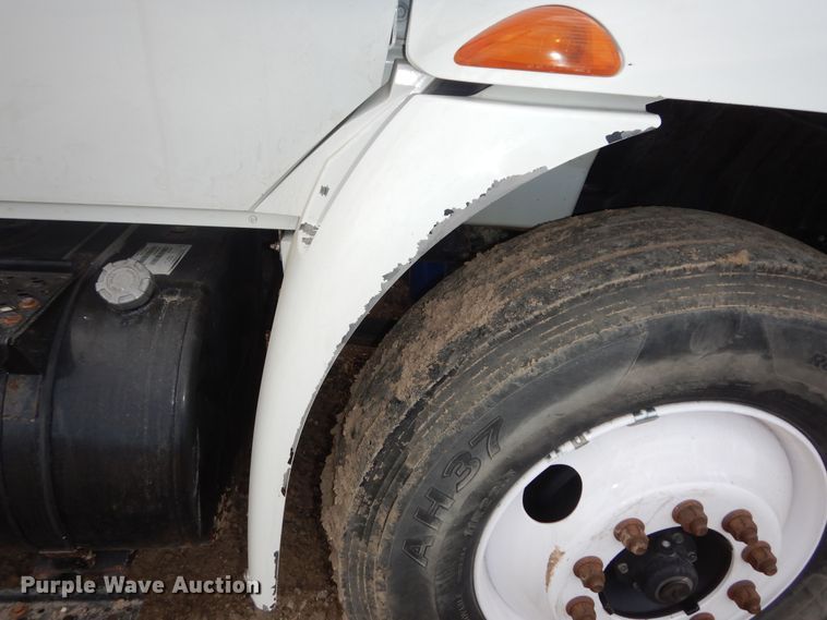 image for item DK7520 2005 International 4300  flatbed truck