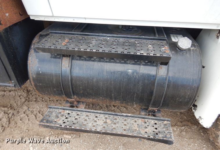 image for item DK7520 2005 International 4300  flatbed truck