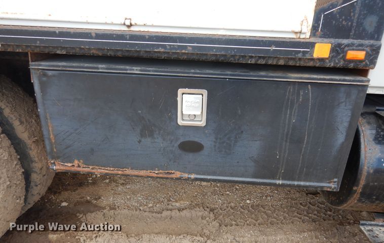 image for item DK7520 2005 International 4300  flatbed truck