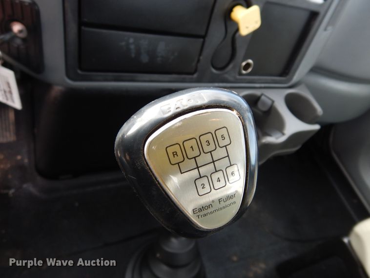 image for item DK7520 2005 International 4300  flatbed truck