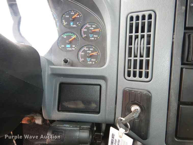 image for item DK7520 2005 International 4300  flatbed truck