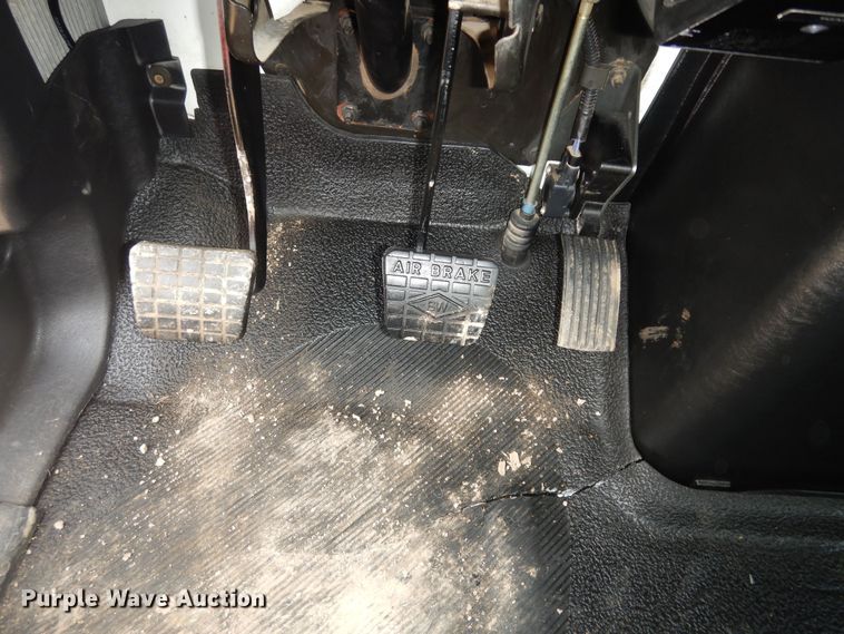 image for item DK7520 2005 International 4300  flatbed truck