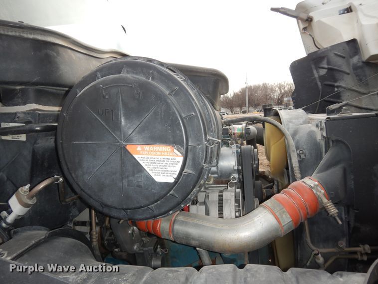 image for item DK7520 2005 International 4300  flatbed truck