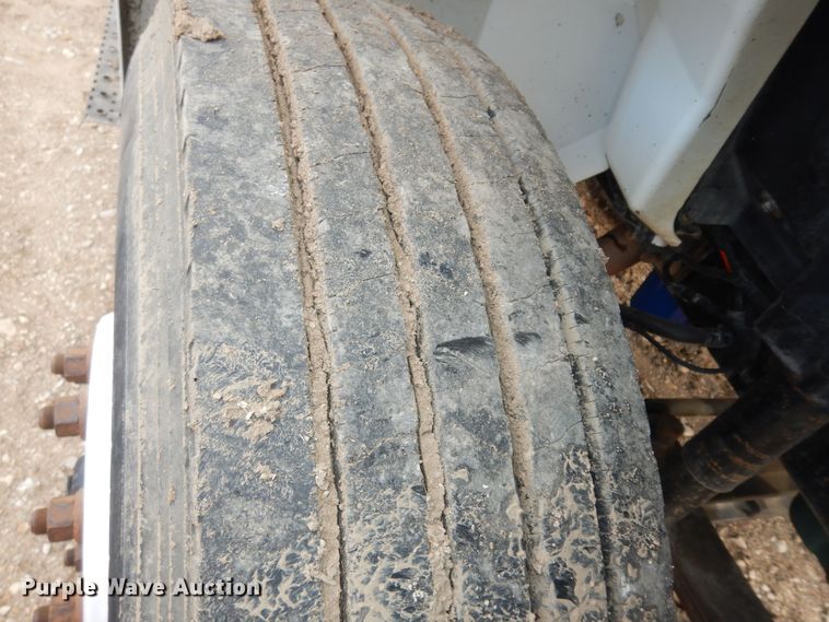 image for item DK7520 2005 International 4300  flatbed truck