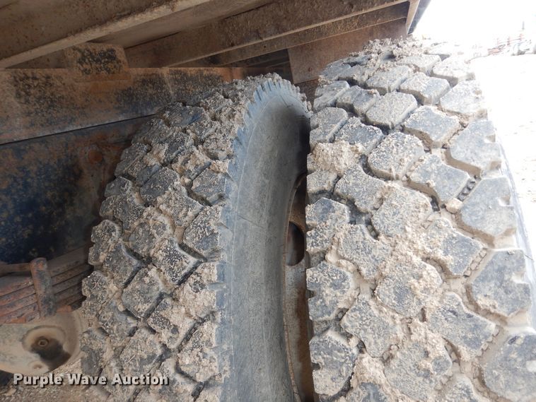 image for item DK7520 2005 International 4300  flatbed truck