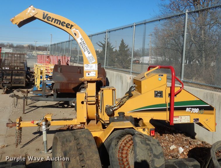 image for item DK7590 2015 Vermeer BC700XL  wood chipper