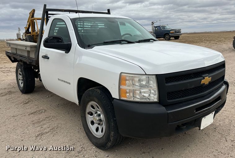 image for item DM2555 2013  Chevrolet Silverado 1500  flatbed truck