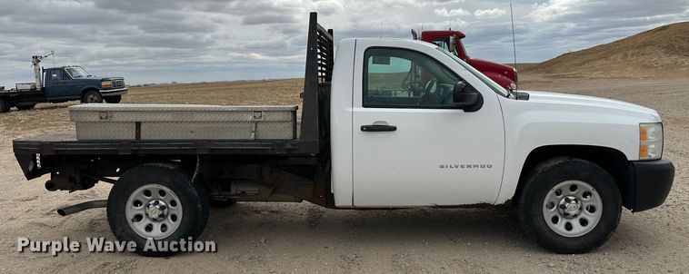 image for item DM2555 2013  Chevrolet Silverado 1500  flatbed truck