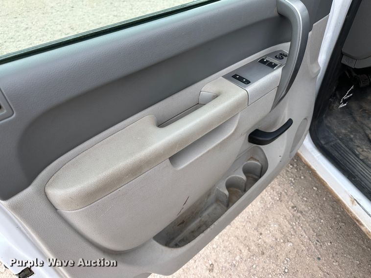 image for item DM2555 2013  Chevrolet Silverado 1500  flatbed truck