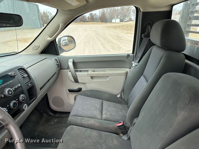 image for item DM2555 2013  Chevrolet Silverado 1500  flatbed truck