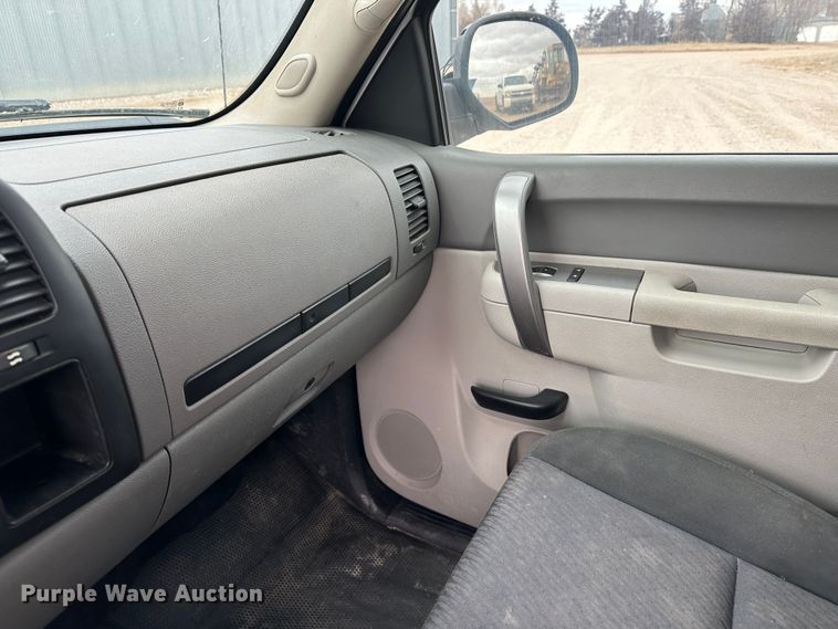 image for item DM2555 2013  Chevrolet Silverado 1500  flatbed truck