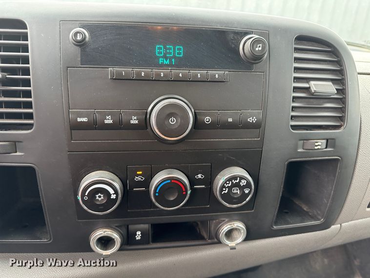 image for item DM2555 2013  Chevrolet Silverado 1500  flatbed truck