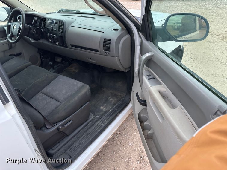 image for item DM2555 2013  Chevrolet Silverado 1500  flatbed truck