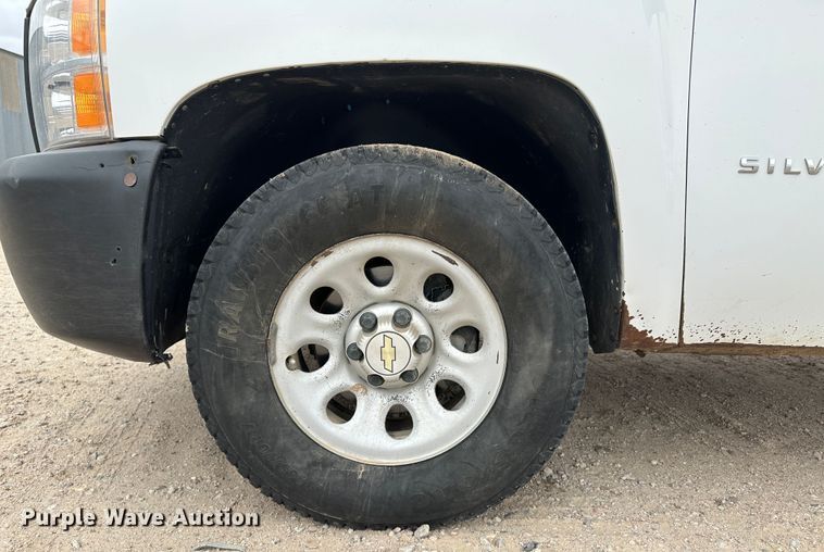 image for item DM2555 2013  Chevrolet Silverado 1500  flatbed truck