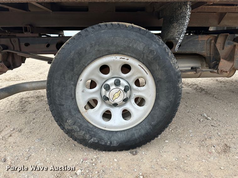 image for item DM2555 2013  Chevrolet Silverado 1500  flatbed truck