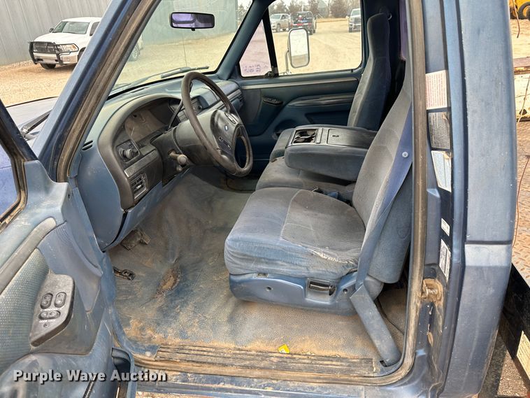 image for item DM2557 1995 Ford F350  flatbed truck