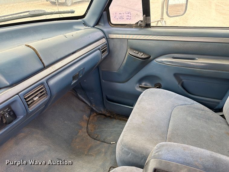 image for item DM2557 1995 Ford F350  flatbed truck