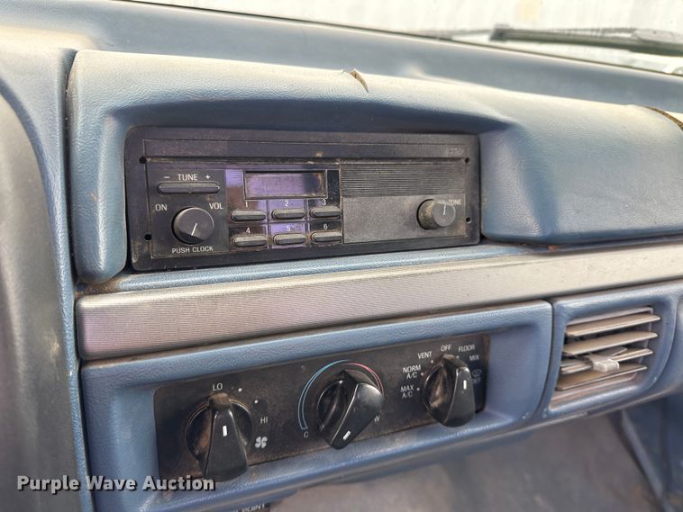 image for item DM2557 1995 Ford F350  flatbed truck