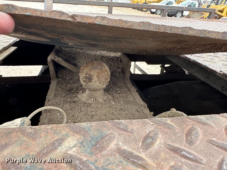 image for item DM2557 1995 Ford F350  flatbed truck