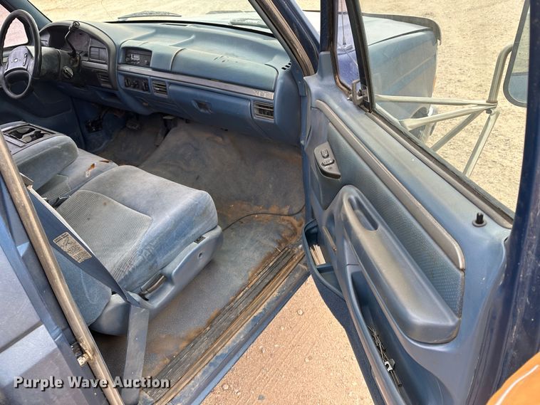 image for item DM2557 1995 Ford F350  flatbed truck