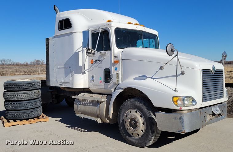 image for item DM8212 1998 International 9400 SBA  semi truck