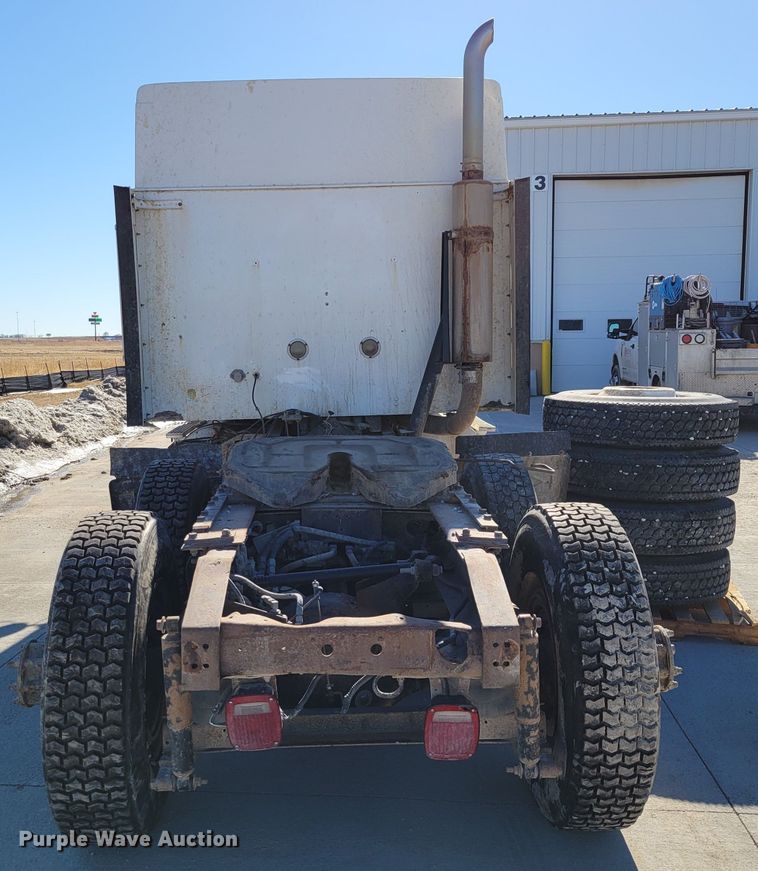 image for item DM8212 1998 International 9400 SBA  semi truck